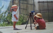  幼少期の兄との写真です。