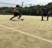 フットサルをしている写真です